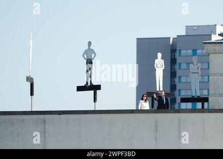 Berlin, Deutschland. März 2024. Außenministerin Annalena Baerbock (Allianz 90/die Grünen, l) und ihr britischer Amtskollege David Cameron sprechen im Rahmen eines Treffens des zweiten deutsch-britischen Strategiedialogs auf der Dachterrasse des Außenministeriums miteinander. Quelle: Markus Schreiber/Pool AP/AP/dpa/Alamy Live News Stockfoto