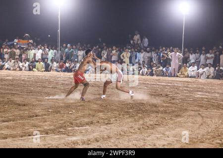 Kabaddi-Spiel. Kabaddi-Spieler jagen im überfüllten Stadion Razzien gegen das Team. Kabaddi Punjab Sports Stockfoto