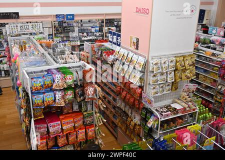 In einem Daiso 100 Yen Geschäft – Harajuku, Shibuya, Tokio, Japan – 27. Februar 2024 Stockfoto