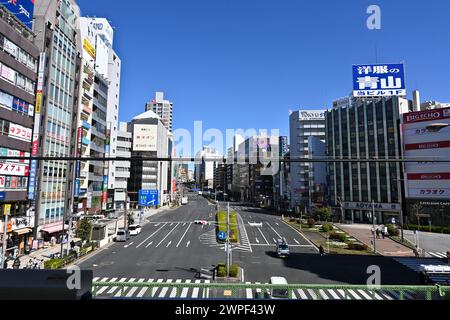 Sakurada-Dori Avenue in Gotanda vom Bahnhof Gotanda aus gesehen – Higashigotanda, Shinagawa City, Tokio, Japan – 26. Februar 2024 Stockfoto