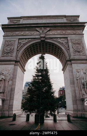 Washington Square Arch, eingerahmt von Bäumen im Greenwich Village, Manhattan, New York City, USA. Stockfoto