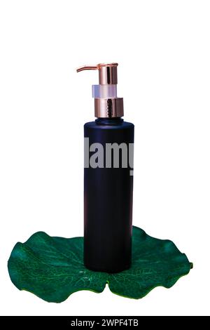 Kosmetikflasche isoliert auf weiß unter Lotus Leaf Stockfoto