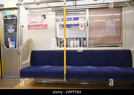 Leere Sitzplätze in der U-Bahn Tokio – Tokio, Japan – 27. Februar 2024 Stockfoto