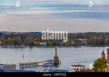 Toller Blick über den Eingang des Konstanzer Hafens in Deutschland, am Bodensee mit der berühmten Imperia-Statue auf einem schönen... Stockfoto