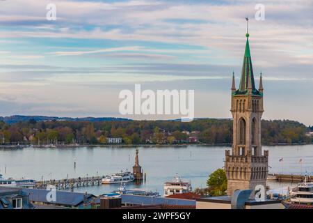 Herrlicher Abendblick über die Hafeneinfahrt von Konstanz, Deutschland, am Bodensee mit der berühmten Imperia-Statue und auf dem... Stockfoto