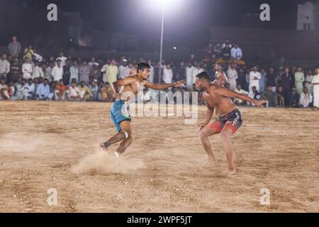 Kabaddi-Spiel. Kabaddi-Spieler jagen im überfüllten Stadion Razzien gegen das Team. Kabaddi Punjab Sports Stockfoto