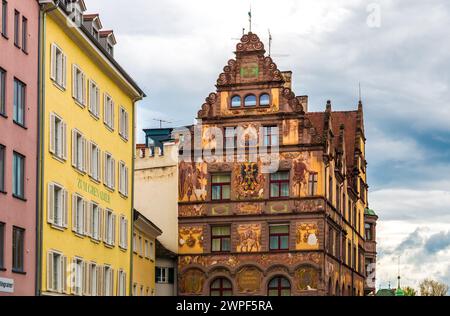 Tolle Nahaufnahme des historischen Stadthauses „Graf Zeppelin“ mit beeindruckender Fassadenmalerei auf dem Stephansplatz in der Altstadt von Konstanz. Stockfoto