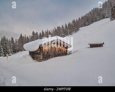 Dieses Winterbild im Obernbergtal der Heuscheune liegt unweit der Stadt Steinach am Brenner an der alten Brennerpassstraße Stockfoto