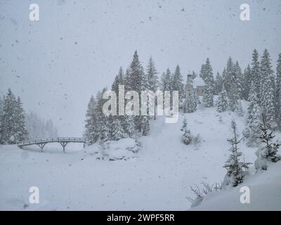 Dieses Winterschneebild der Maria am See Kirche, besser bekannt als Kapelle im Wald, liegt am Obernberger See im österreichischen Tirol Stockfoto