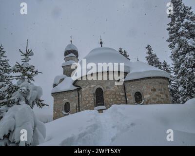 Dieses Winterschneebild der Maria am See Kirche, besser bekannt als Kapelle im Wald, liegt am Obernberger See im österreichischen Tirol Stockfoto