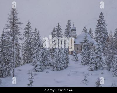 Dieses Winterschneebild der Maria am See Kirche, besser bekannt als Kapelle im Wald, liegt am Obernberger See im österreichischen Tirol Stockfoto