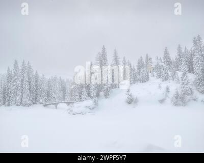 Dieses Winterschneebild der Maria am See Kirche, besser bekannt als Kapelle im Wald, liegt am Obernberger See im österreichischen Tirol Stockfoto