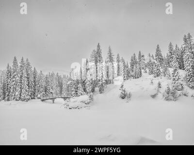 Dieses Winterschneebild der Maria am See Kirche, besser bekannt als Kapelle im Wald, liegt am Obernberger See im österreichischen Tirol Stockfoto