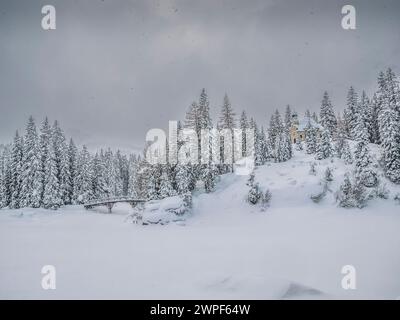 Dieses Winterschneebild der Maria am See Kirche, besser bekannt als Kapelle im Wald, liegt am Obernberger See im österreichischen Tirol Stockfoto