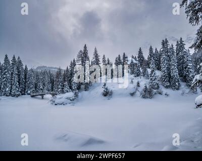 Dieses Winterschneebild der Maria am See Kirche, besser bekannt als Kapelle im Wald, liegt am Obernberger See im österreichischen Tirol Stockfoto