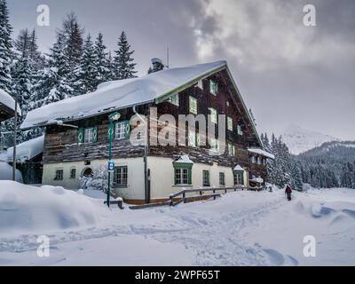 Dieses Winterschneebild ist die Obernberger See Alm am Obernberger See am Kopf des Obernbergtals im österreichischen Tirol Stockfoto