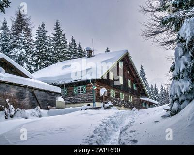 Dieses Winterschneebild ist die Obernberger See Alm am Obernberger See am Kopf des Obernbergtals im österreichischen Tirol Stockfoto