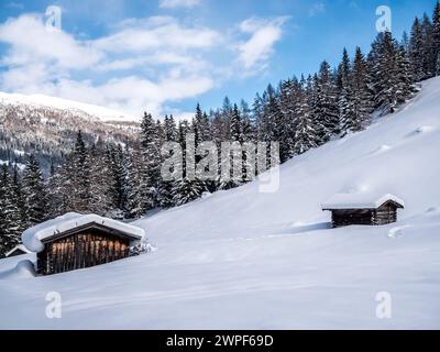 Dieses Winterbild im Obernbergtal der Heuscheune liegt unweit der Stadt Steinach am Brenner an der alten Brennerpassstraße Stockfoto