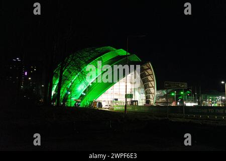 Glasgow Schottland: 11. Februar 2024: Äußere der SEC Armadillo Glasgow beleuchtet bei Nacht OVO grün Stockfoto