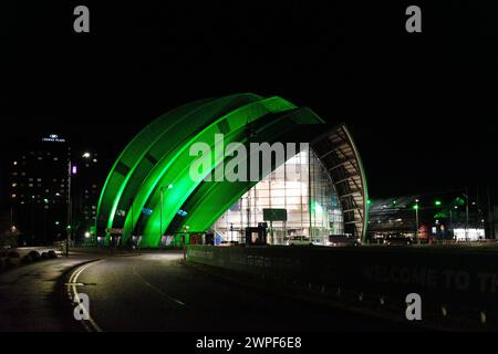 Glasgow Schottland: 11. Februar 2024: Äußere der SEC Armadillo Glasgow beleuchtet bei Nacht OVO grün Stockfoto