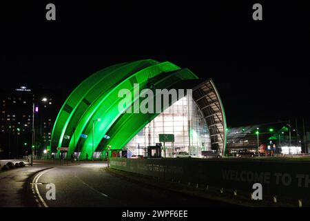 Glasgow Schottland: 11. Februar 2024: Äußere der SEC Armadillo Glasgow beleuchtet bei Nacht OVO grün Stockfoto