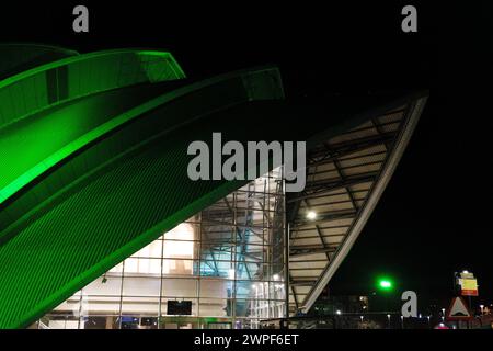 Glasgow Schottland: 11. Februar 2024: Außenansicht der SEC Armadillo Glasgow. Abstrakte Nahaufnahmen beleuchtet bei Nacht OVO grün Stockfoto