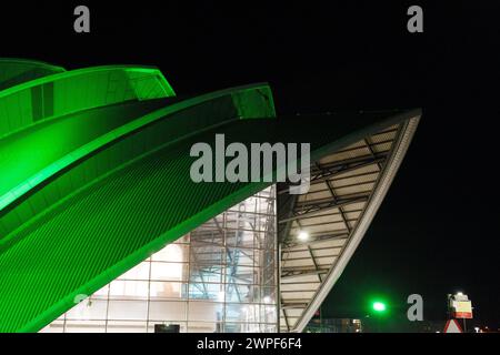 Glasgow Schottland: 11. Februar 2024: Außenansicht der SEC Armadillo Glasgow. Abstrakte Nahaufnahmen beleuchtet bei Nacht OVO grün Stockfoto