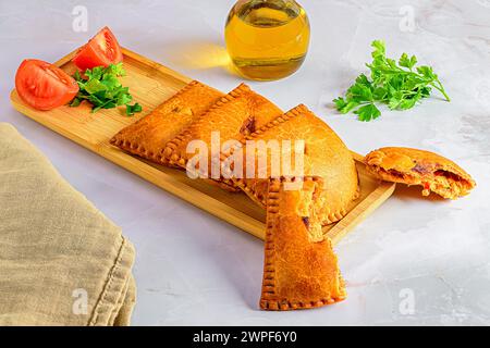 Backwaren und Tomaten mit Ölspender im Hintergrund Stockfoto