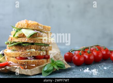 Stapel Sandwiches mit verschiedenen Füllungen auf dem Tisch Stockfoto