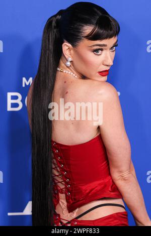 INGLEWOOD, LOS ANGELES, KALIFORNIEN, USA - 6. MÄRZ: Katy Perry kommt am 6. März 2024 bei der Billboard Women in Music 2024 im YouTube Theater im SoFi Stadium in Inglewood, Los Angeles, Kalifornien, USA. (Foto: Xavier Collin/Image Press Agency) Stockfoto