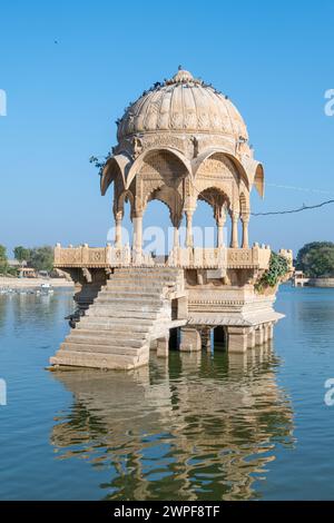 Gadsisar Sagar Lake mit historischen Gebäuden, um Regenwasser zu speichern und eine konstante Wasserversorgung für die Stadt Jaisalmer, Indien, zu gewährleisten. Stockfoto