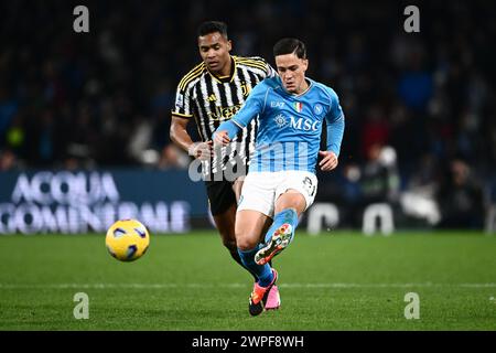 Giacomo Raspadori vom SSC Napoli und Alex Sandro vom Juventus FC kämpfen um den Ball während des Serie A TIM Spiels zwischen SSC Napoli und Juventus FC AT Stockfoto