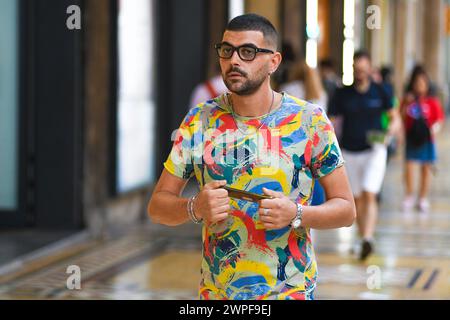 Italienischer Mann in der Via Ugo Bassi, Bologna, Italien. Stockfoto