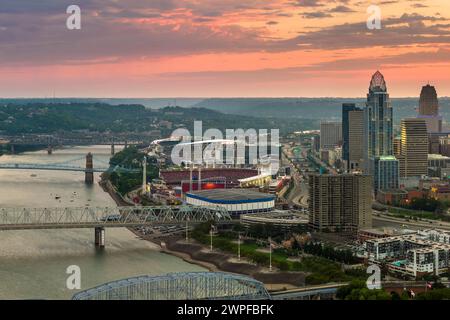Luftaufnahme des Downtown District von Cincinnati City in Ohio, USA bei Sonnenuntergang. Hell beleuchtete hohe Wolkenkratzer Gebäude in der modernen amerikanischen Innenstadt Stockfoto