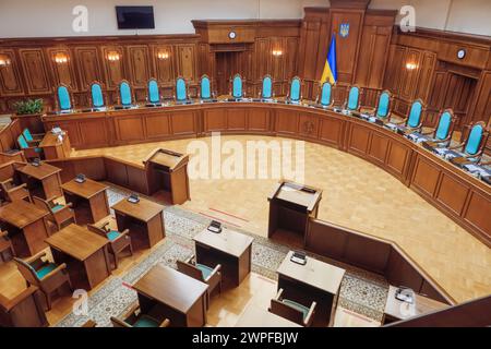Kiew, UKRAINE - 28. Februar 2024: Justizrichter des Verfassungsgerichts der Ukraine. Leerer Gerichtssaal Prozess Gericht Recht Symbol der Justiz Ukraine Gericht RO Stockfoto