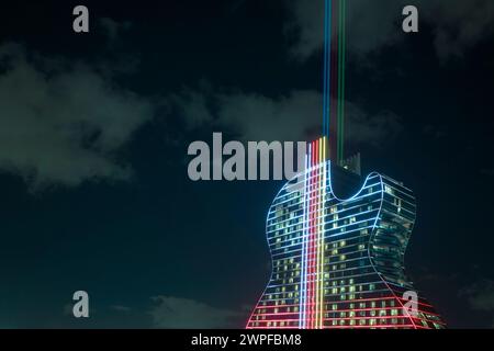 Blick aus der Vogelperspektive auf das gitarrenförmige Seminole Hard Rock Hotel and Casino in Hollywood, Florida Stockfoto