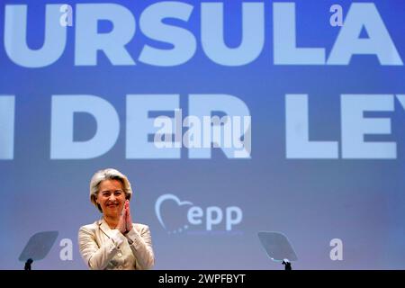 Bukarest, Rumänien. März 2024. Die Präsidentin der Europäischen Kommission (EG) Ursula von der Leyen reagiert am 7. März 2024 in Bukarest (Rumänien). Die amtierende EG-Präsidentin Ursula von der Leyen hat die Nominierung der Europäischen Volkspartei (EVP), der größten Fraktion im Europäischen Parlament, für eine zweite Amtszeit gewonnen. Quelle: Cristian Cristel/Xinhua/Alamy Live News Stockfoto