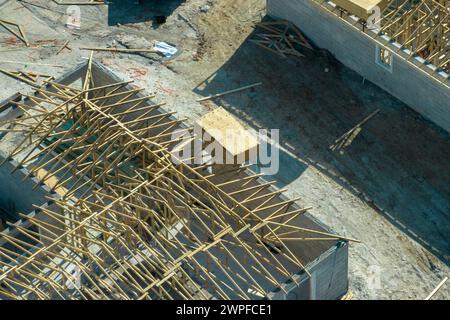Bauarbeiter, die an der Dachkonstruktion eines unfertigen Wohnhauses mit Holzrahmenstruktur im Vorstadtgebiet von Florida arbeiten. Wohnungsbau Stockfoto