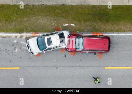 Autounfall mit zwei Fahrzeugen kollidierte an der Unfallstelle auf der amerikanischen Straße Stockfoto