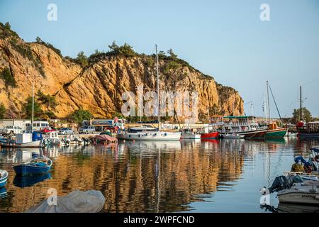 Kleine Boote und Yachten legen im Marina Park mit Blick aufs Meer in Griechenland an. Stockfoto