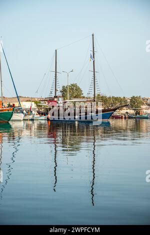 Kleine Boote und Yachten legen im Marina Park mit Blick aufs Meer in Griechenland an. Stockfoto