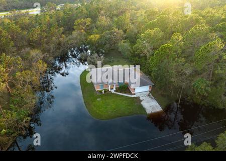 Schwere Überschwemmung mit hohem Wasser um Wohnhäuser nach Hurrikanregen in Florida Wohngebiet. Folgen von Naturkatastrophen Stockfoto