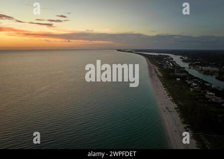 Panoramablick auf den überfüllten Nokomis Beach im Sarasota County, USA. Viele Urlauber verbringen Zeit damit, im Meerwasser zu schwimmen und sich im warmen Wasser zu entspannen Stockfoto