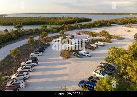 Parkplatz am Florida Blind Pass Beach auf Manasota Key, USA. Parkplatz für Fahrzeuge mit Autos, die auf dem Parkplatz am Meer geparkt sind. Sommerurlaub an Stockfoto