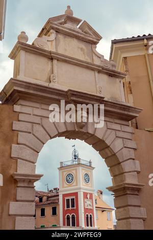 Balbis-Bogen mit Stadturmuhr neben dem Tito-Platz in Rovinj Kroatien . Stockfoto