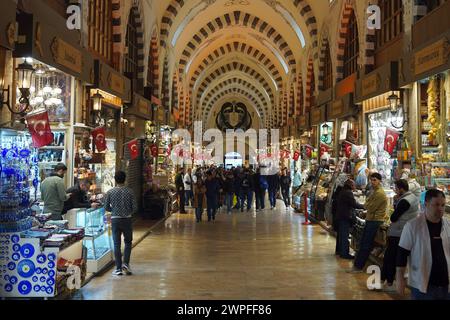 Farbenfrohe Produkte auf dem Gewürzbasar (ägyptisch) in Istanbul, Türkei Stockfoto