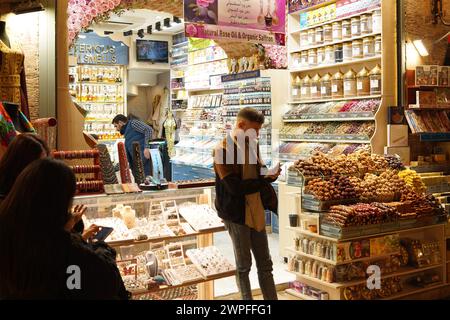 Farbenfrohe Produkte auf dem Gewürzbasar (ägyptisch) in Istanbul, Türkei Stockfoto