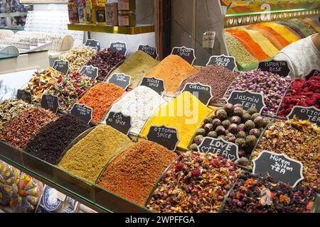 Farbenfrohe Produkte auf dem Gewürzbasar (ägyptisch) in Istanbul, Türkei Stockfoto