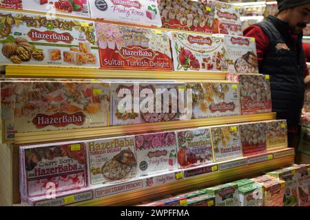 Farbenfrohe Produkte auf dem Gewürzbasar (ägyptisch) in Istanbul, Türkei Stockfoto