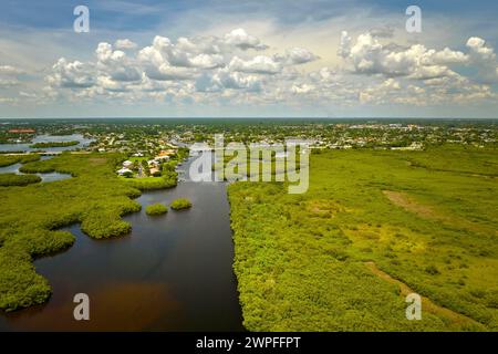 Blick von oben auf die everglades von Florida mit grüner Vegetation zwischen Meereswassereinlässen. Natürlicher Lebensraum vieler tropischer Arten in Feuchtgebieten Stockfoto
